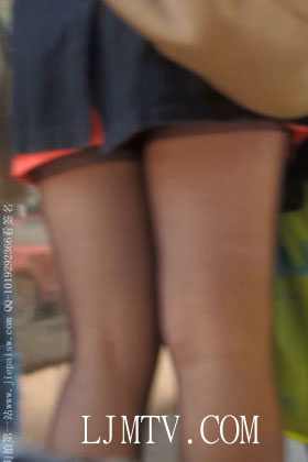 东厂街拍大忽悠买丝袜强袭抄底2013年3月-6(3)
