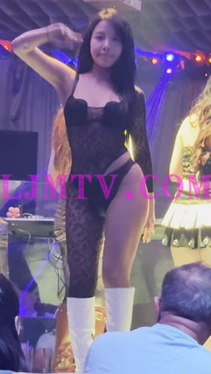 黑色比基尼外穿豹纹蕾丝连体网衣的白靴劲舞小妹-4K视频