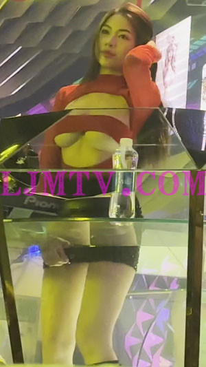可爱卷发妹子红色上衣胸口露出上下半球黑色闪钻超短裙真勾人-4K视频