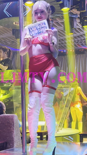 手拿宣传单页的黄发刘海红唇小太妹超小乳贴吊带超短裙乳白过膝靴-4K视频