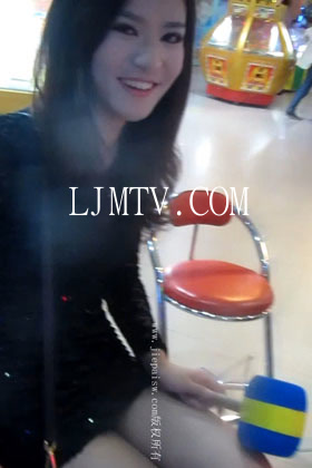 大忽悠2014.5.7-【175CM极品女神丝袜原味续集第6季III】极品制服女神丝袜在电玩城玩电玩在门后面换穿丝袜和学生MM穿蓝色制校园展示丝袜脚2014.5.7-190XI1 (2)(New1)