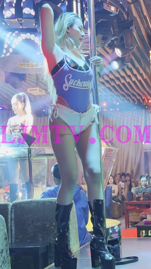 年轻靓丽的黄发时尚白色牛仔热裤舞蹈女孩-4K视频