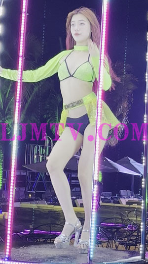 气质黄发妹子绿纱绑带比基尼绿纱透视超短裙水晶高跟鞋真诱人-4K视频