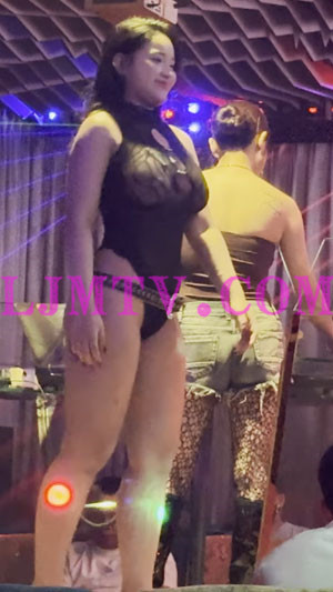 奶子很大的黑色蕾丝连体泳装的光腿丰满舞者-4K视频