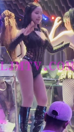 可爱女孩闪光黑色网眼镂空泳装演出服黑皮靴热舞-4K视频