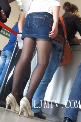 大忽悠街拍4.8更新修长腿黑丝短裙骚妇丝袜破了为由蹲下摸丝袜脚回收4.8-2