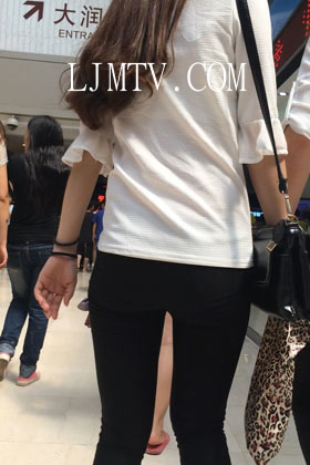 小龙大师精品街拍系列合集-黑色紧身裤小妹身材好