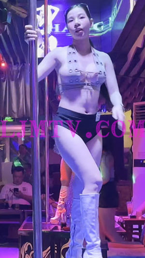 个子挺高的排扣绑带背心黑色短裤白皮靴热舞少妇-4K视频