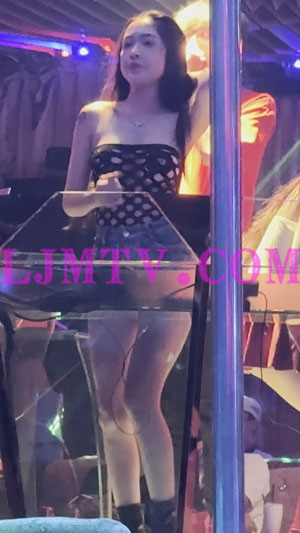 舞台上一群女dj这个镂空破洞包臀裙的最性感-4K视频