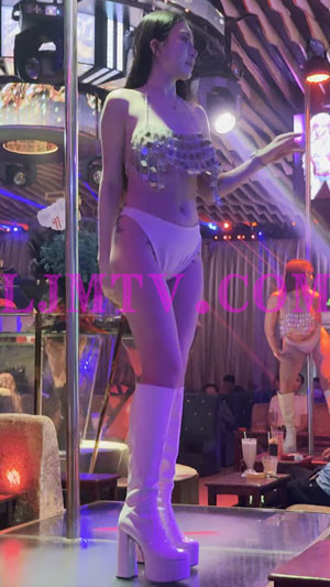 极品好身材大长腿白皮靴白色热裤有纹身的闪光贴片青春美女-4K视频