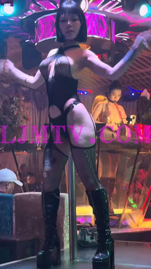 黑色镂空全身网衣束腰三角裤的短发黑靴女孩-2K视频