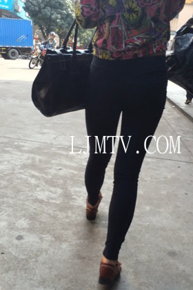 小龙大师精品街拍系列合集-街拍黑色打底裤小妹
