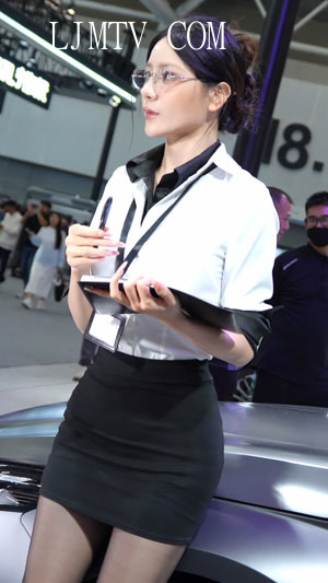 2024佛山改装车展模特你的小君白衬衫金丝眼镜ol范儿黑丝袜凉高跟-3