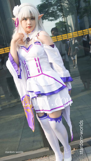 来猜猜爱蜜莉雅的手机放在哪エミリアコスプレCosplay广州漫展CICF2023