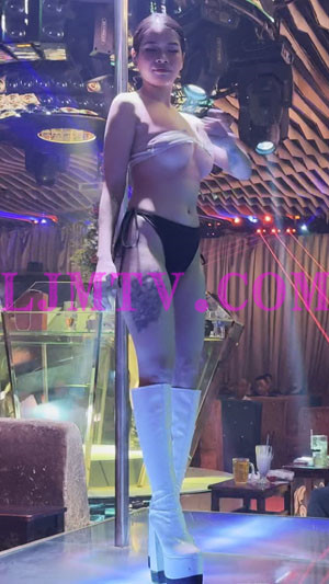 大腿有纹身的黑色三角裤裹胸白靴骚舞女人-4K视频