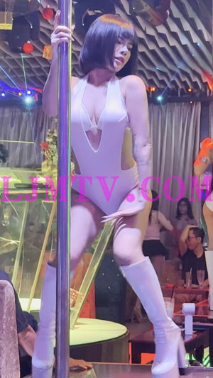 气质刘海儿短发嫩妹白色连体泳装白靴扭动-4K视频