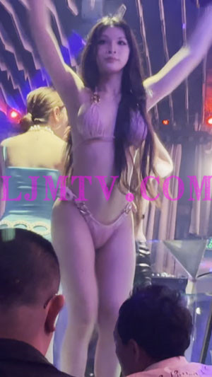 大胆开放的浓妆小妹粉色比基尼三角裤光腿大秀舞蹈-4K视频