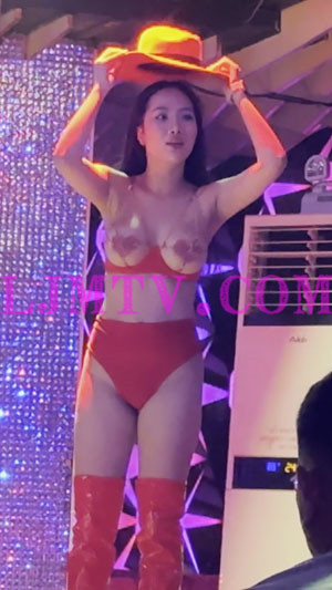 戴着牛仔帽的超小奶罩的红色高腰裤钢管舞娘-4K视频