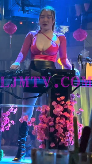 紫红绑带奶罩黑色漆皮短裙黑色皮靴的女dj-4K视频
