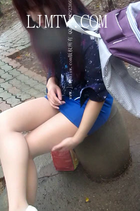 大忽悠2014.5.19【街拍丝袜忽悠强袭】肉丝少妇用纸擦鞋丝袜脚露出买丝袜揉脚摸丝袜腿2014.5.19-116III1 (2)(New1)