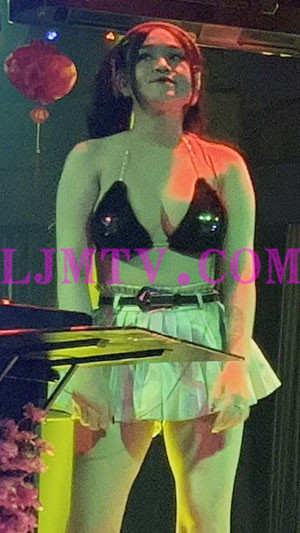 双马尾卷发黑色反光奶罩白色百褶裙的女dj-4K视频