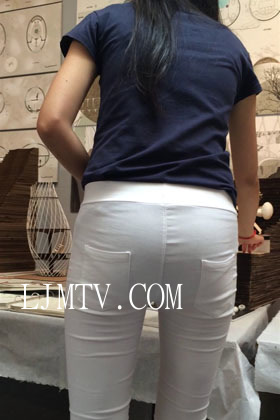 小龙大师精品街拍系列合集-白紧布裤小妹-01