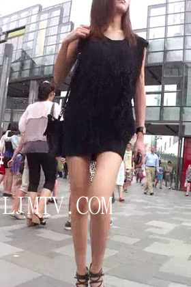 武汉汉正街的极品大腿抄底街拍第14集