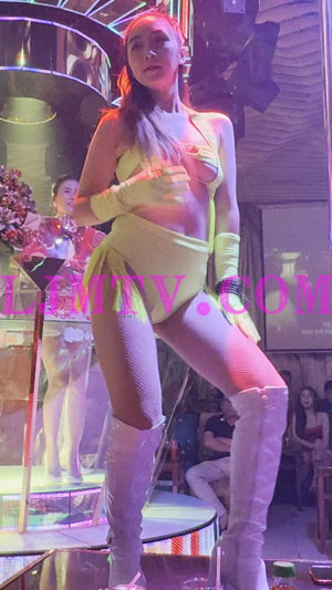 吊穗夜店演出装的白色皮靴马尾辫热舞女人-4K视频