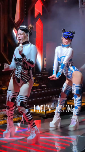未来感十足的连体紧身衣绑带裹腿跳舞三人组