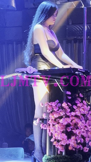 丰满黄发的大洋马女dj黑色吊带文胸黑色短裤网格靴子-4K视频