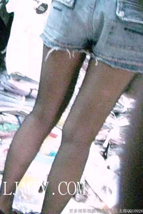 街拍客视频珍藏版丝袜美女专辑-S9一回头她就冒出来了，走来走去还翘起屁屁