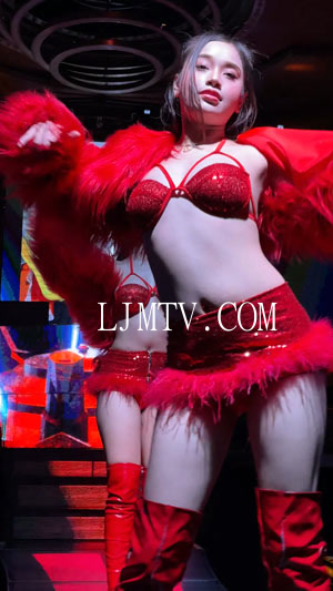 身披红色绒毛的超短裙绑带光泽奶罩的骚舞妹子