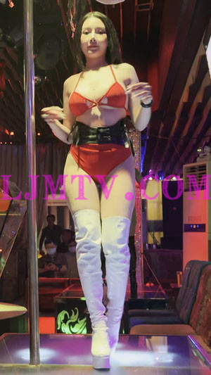 后背全是纹身的整容脸熟女红色吊带比基尼束腰高腰裤过膝白靴热舞-4K视频