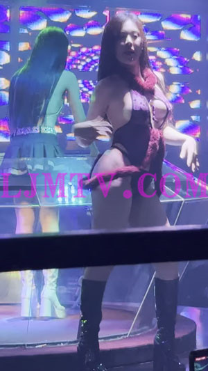 烟雾缭绕的酒吧里透视裹胸情趣内衣跳舞的黑靴少妇-4K视频