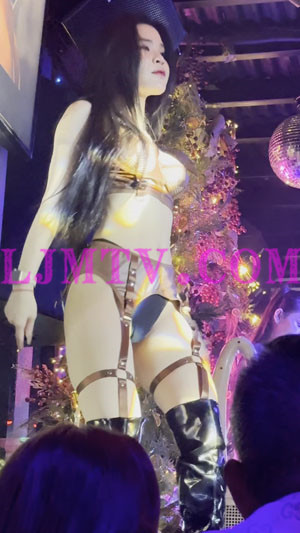 低角度拍摄棕色漆皮吊带的黑色过膝皮靴长发妹子-4K视频