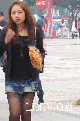 大忽悠街拍2013.1.13包臀粉裙肉丝制服学生骚货被猥琐春哥女同学摸PG和清纯花裙肉丝戴帽子美女陪屌丝男友裤袜裆露出(3)