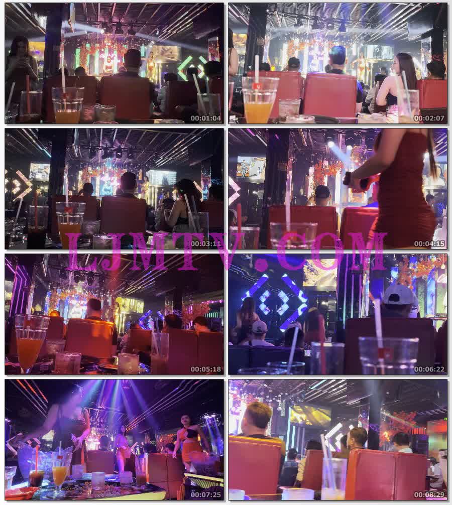 舞台上身着反光材质比基尼的黑皮靴艳舞女郎-4K视频