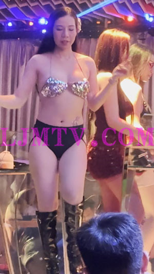 闪钻吊脖皮肤白皙的黑色三角裤黑皮靴艳舞女人-4K视频