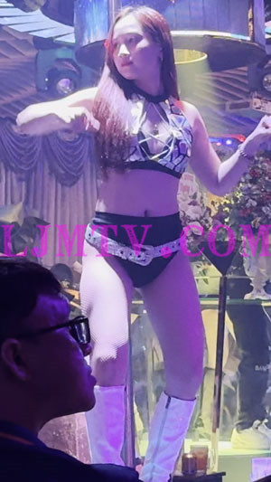 银色贴片裹胸的黄发少妇黑色三角裤白色短靴跳艳舞-4K视频