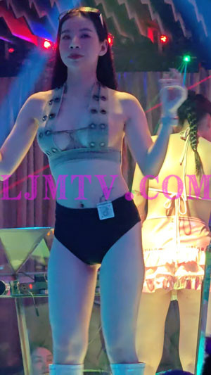 腹部纹身的气质女人头戴墨镜绑带裹胸黑色短裤辣舞-4K视频