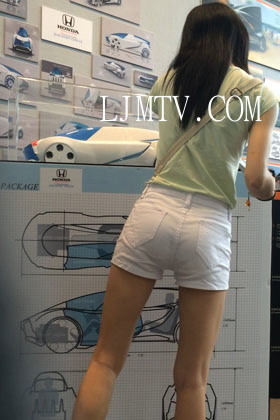 小龙大师精品街拍系列合集-长腿白色热裤少妇-02