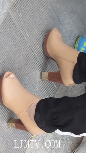 街拍大师小胡小斐高清拍摄高跟丝袜-qMVI_0442