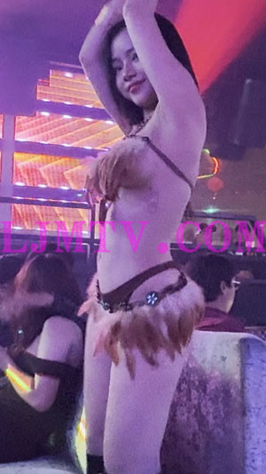 胸部圆润的野人cosplay热舞女人挣小费-4K视频