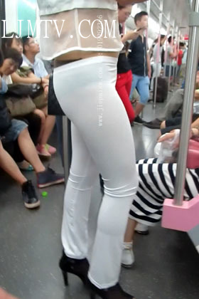 大忽悠系列2014.8.19【成功案例地235弹】172CM修车腿少妇模特穿着紧身白裤上地铁裤子里还穿了T裆油亮肉丝裤袜这让大家还如何安心乘车2014.8.19-2251
