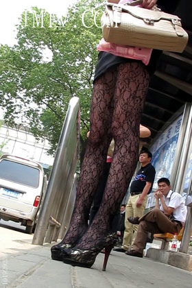 东厂街拍大忽悠买丝袜强袭抄底2013年2月-qq1019292366-5-28(1)