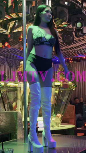 气质的高个子女孩迷彩奶罩黑色高腰裤长腿白色过膝长靴跳舞-4K视频