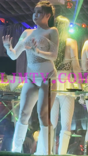 镂空网眼白色演出服高腰裤白靴跳舞的女人-4K视频