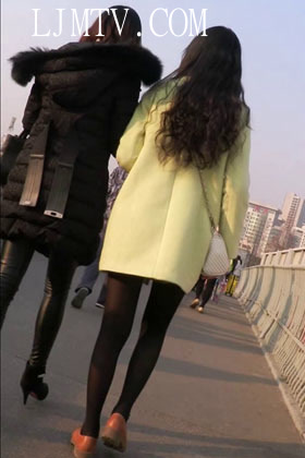 街拍客精选紧身裤热裤全集视频901-1000-极品黑丝美腿小妹上台阶.