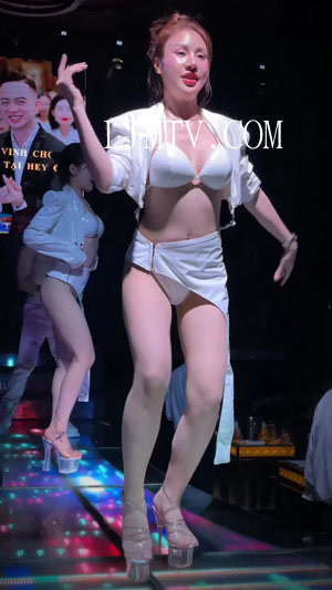 丸子头白色漆皮西装吊带奶罩白色露内的网袜大长腿绑带水晶高跟鞋