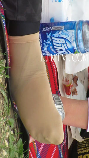 街拍大师applejuice高清拍摄高跟丝袜第5集-脚踩裤外套肉色丝袜的熟妇狂晾肉丝脚之四活动丝脚